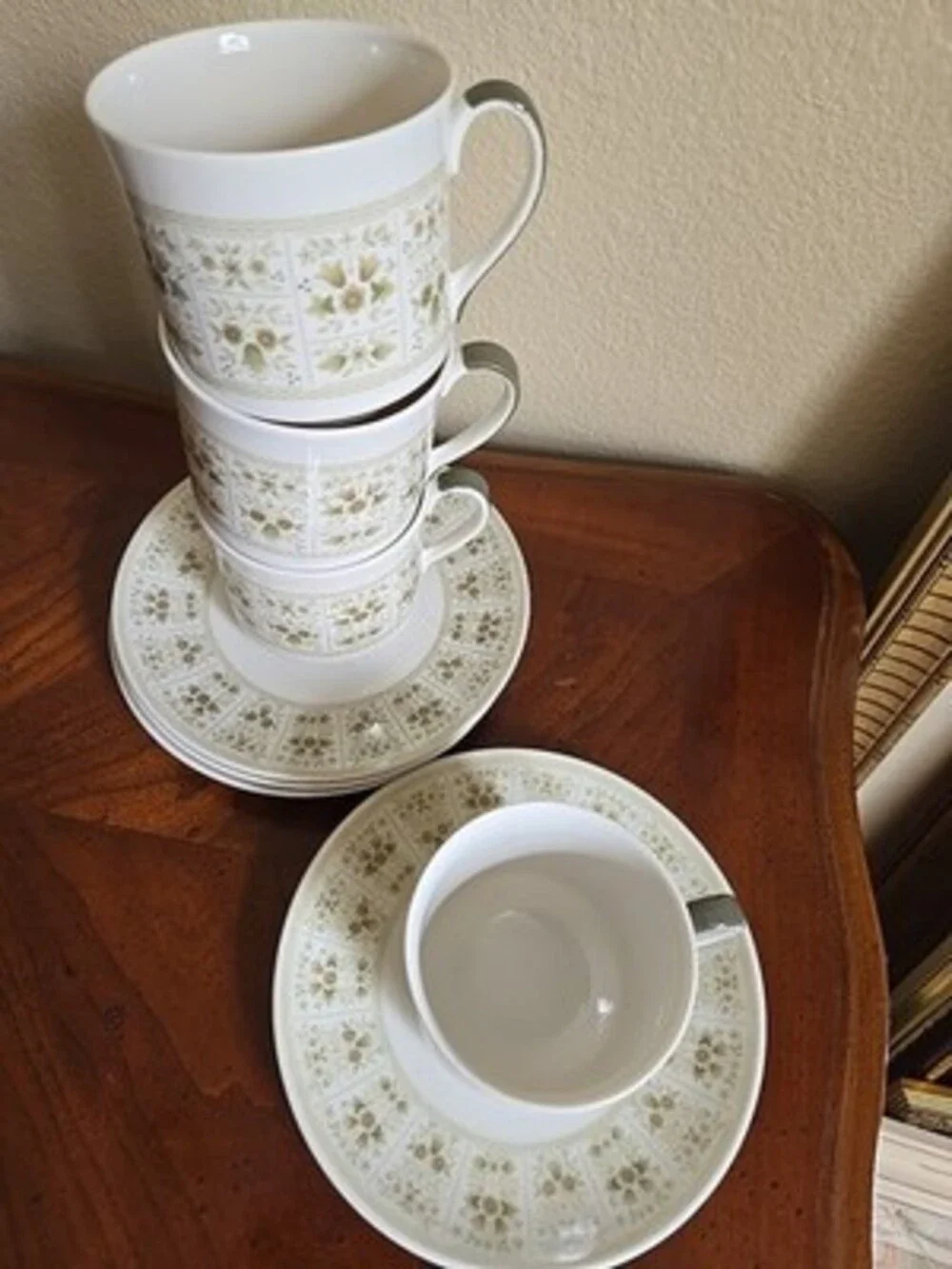 Royal Doulton Green And Ivory Teacup And Saucer Samarra TC1039 - 4 Sets